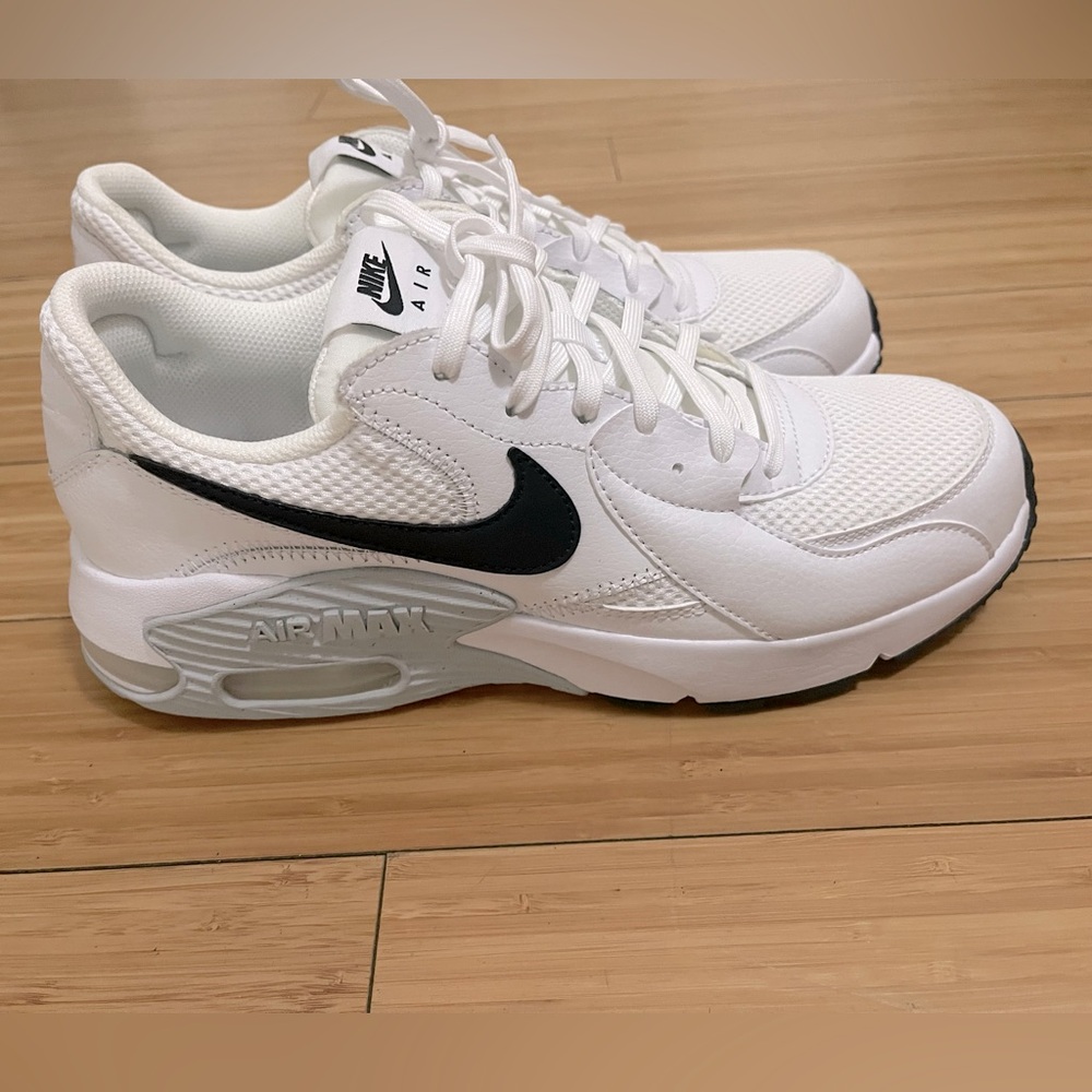 NWOT Nike Air Max 90, White and Black size Men 9
New with no tags